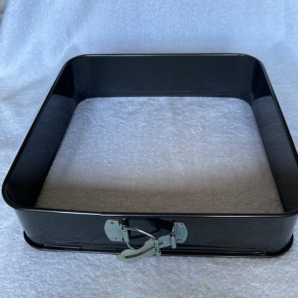 NORPRO 9”x 9” Nonstick Square Springform - Picture 8 of 15